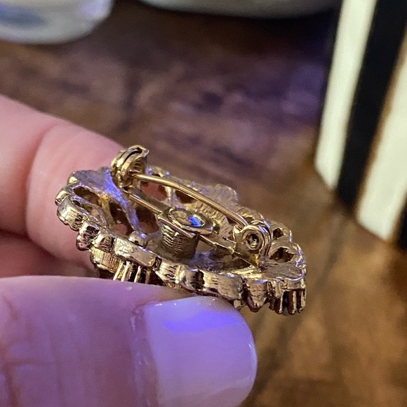 STUNNING vintage gold tone brooch with seed faux pearls and blue cabochon - Picture 11 of 11